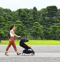 promenade avec poussette yoyo dans un parc au Japon